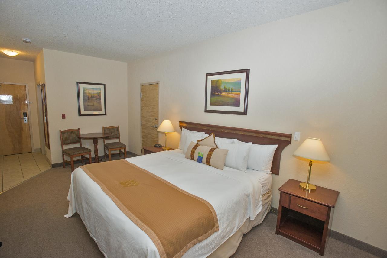 Lakeview Inns & Suites - Chetwynd Buitenkant foto